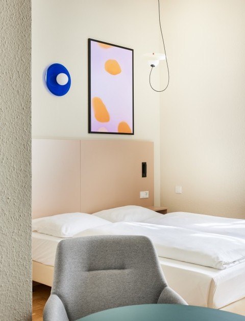 Modern eingerichtetes Zimmer mit Doppelbett und Tageslicht – stilvolles Wohnen auf Zeit in Hannover in zentraler Lage