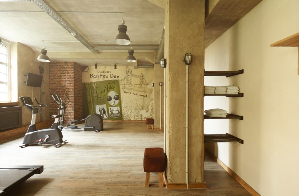 Ein helles Fitnessstudio in Hannover mit Cardio-Geräten, Yoga-Bereich und moderner Loft-Atmosphäre im Industrial Style