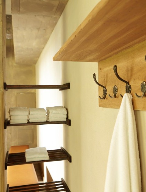 Ein Fitnessstudio in Hannover mit Handtuchregal, Umkleidebereich und stilvollen Haken für eine angenehme Trainingsatmosphäre