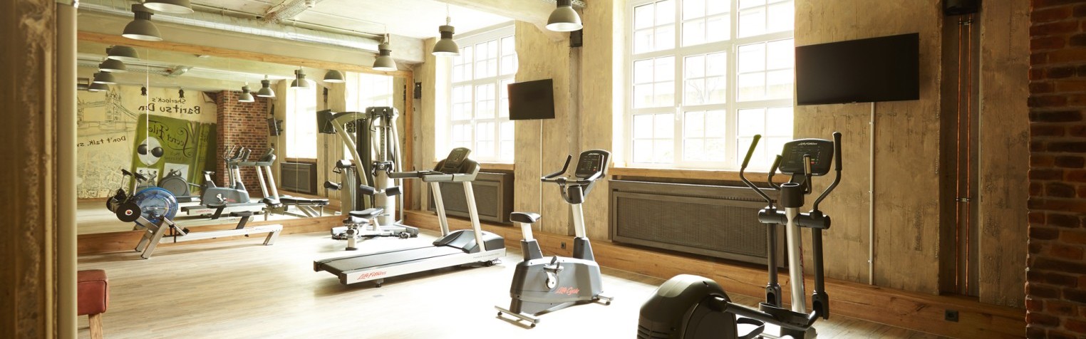 SHERLOCK'S BARITSU DEN, das Fitnessstudio mit zahlreichen Sportgeräten.