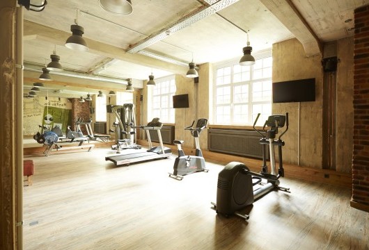 SHERLOCK'S BARITSU DEN, das Fitnessstudio mit zahlreichen Sportgeräten.