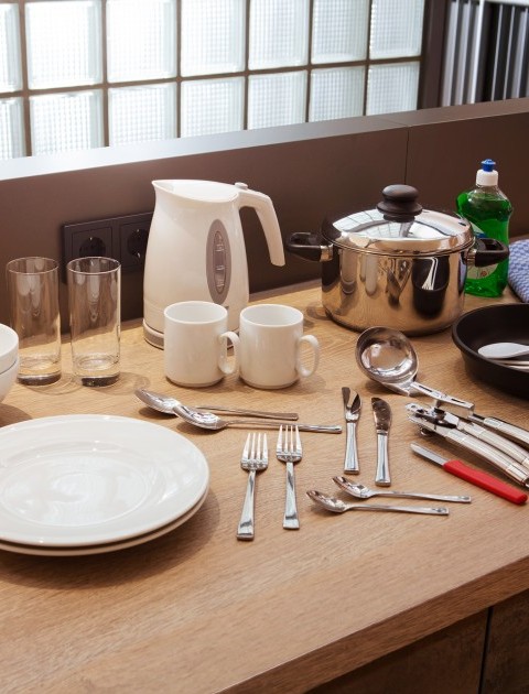 Küchenausstattung in einem möblierten Zimmer in Hannover mit Besteck, Geschirr, Topf, Pfanne und Wasserkocher