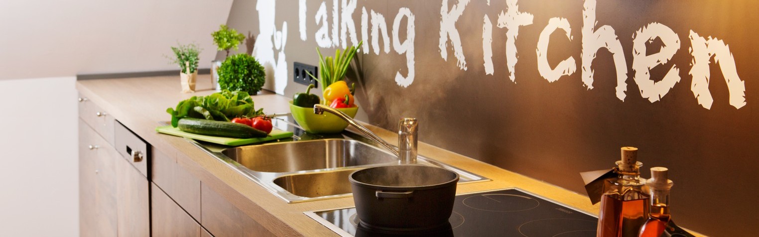 Eine moderne Kochzeile mit frischen Obst und Gemüse – kreative Kochmomente in der Talking Kitchen Hannover erleben