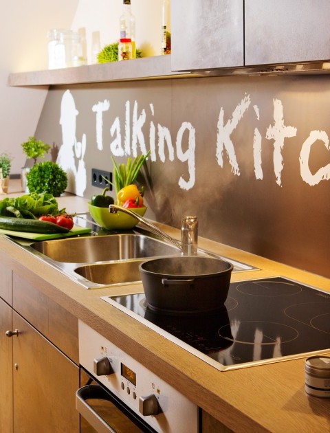 Eine moderne Kochzeile mit frischen Obst und Gemüse – kreative Kochmomente in der Talking Kitchen Hannover erleben