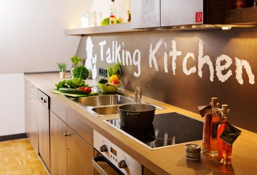 Eine moderne Kochzeile mit frischen Obst und Gemüse – kreative Kochmomente in der Talking Kitchen Hannover erleben