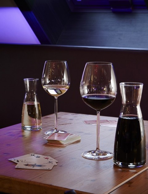 Wein, Snacks und Spielkarten – gesellige Atmosphäre für entspannte Abende in der Talking Kitchen Hannover